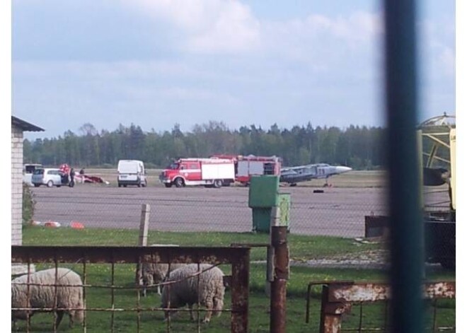 Pirms traģiskā negadījuma pilots Gints Bubieris veicis akrobātiskos manevrus - lidmašīna vertikāli ar priekšgalu krīt lejā un pēc tam izlīdzina gaitu. Šādus trikus pilots veicis kādas trīs reizes, un pēdējais manevrs bijis liktenīgais.