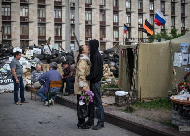 Svētdien Doņeckas un Luhanskas apgabalos promaskaviskie separātisti rīkoja "referendumus" par atdalīšanos no Ukrainas. Saskaņā ar organizatoru sniegto informāciju absolūtais vairums balsotāju nobalsojuši par reģionu atdalīšanos.