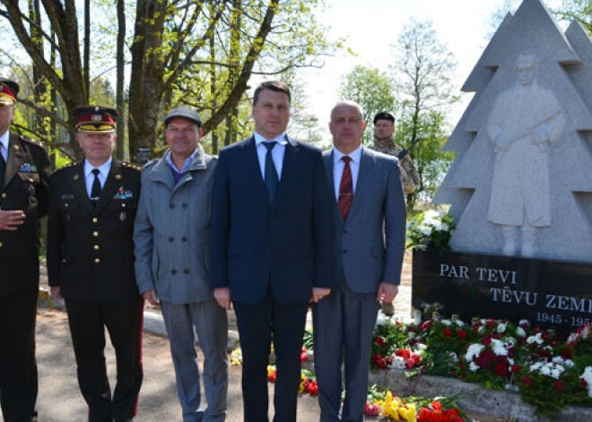 Usmas pagastā atklāts piemineklis nacionālajiem partizāniem. FOTO