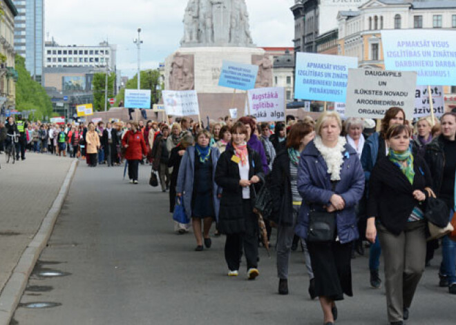 Vairāki tūkstoši pedagogu dodas protesta gājienā caur Rīgas centru. FOTO