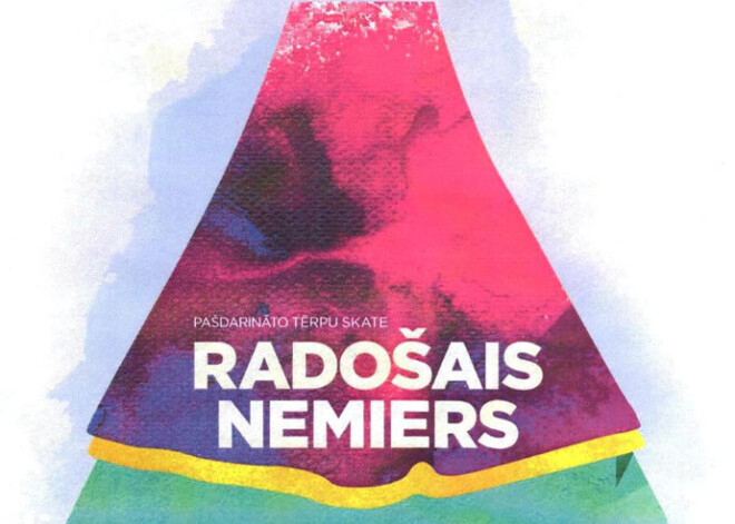 Bibliotēkā - tērpu skate  "Radošais nemiers"