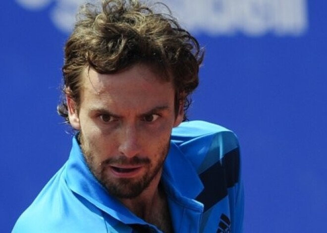 Gulbis vienā setā tiek galā ar kolumbieti Falju