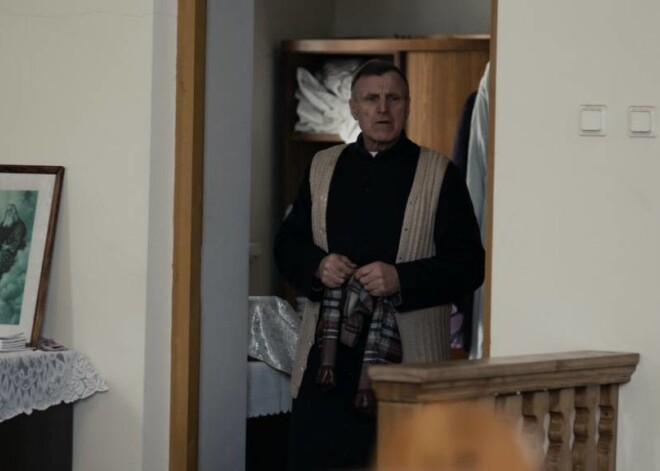 Kadri no Viestura Kairiša jaunās filmas "Pelikāns tuksnesī"