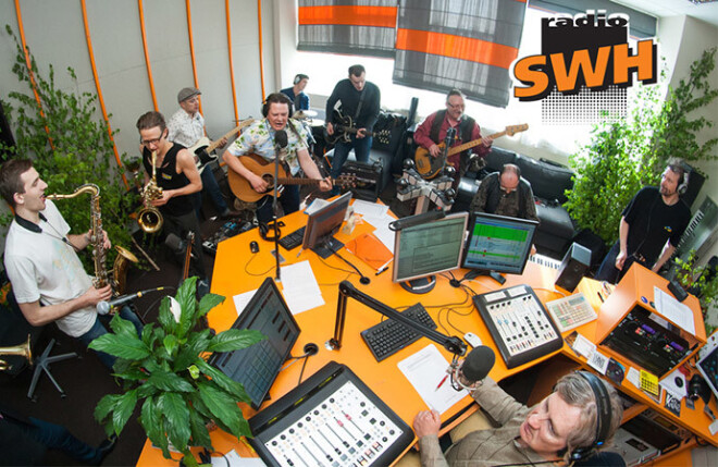 pulksten 9 radio SWH raidījumā „Rīta Svīta” pie Andra Freidenfelda un Jutas Jazz viesojas grupa „Keksi”.