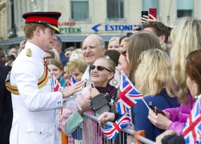 Britu princi Hariju sirsnīgi sagaida Igaunijā. FOTO