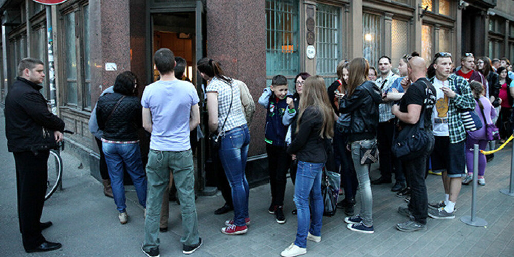 Latvijā un Rīgā cilvēki plaši apmeklē Muzeju nakti. FOTO
