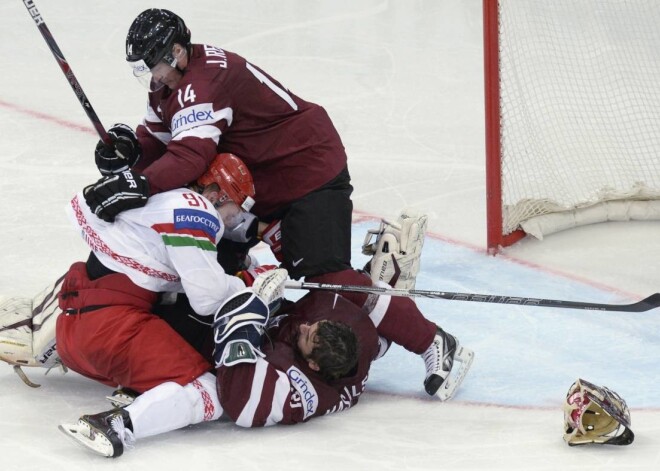 Latvijas hokeja izlase ļoti svarīgā Minskā notiekošā pasaules čempionāta spēlē par iekļūšanu ceturtdaļfinālā ar rezultātu 1:3 (0:2, 1:0, 0:1) pirmdien piekāpās vietējai Baltkrievijas valstsvienībai.