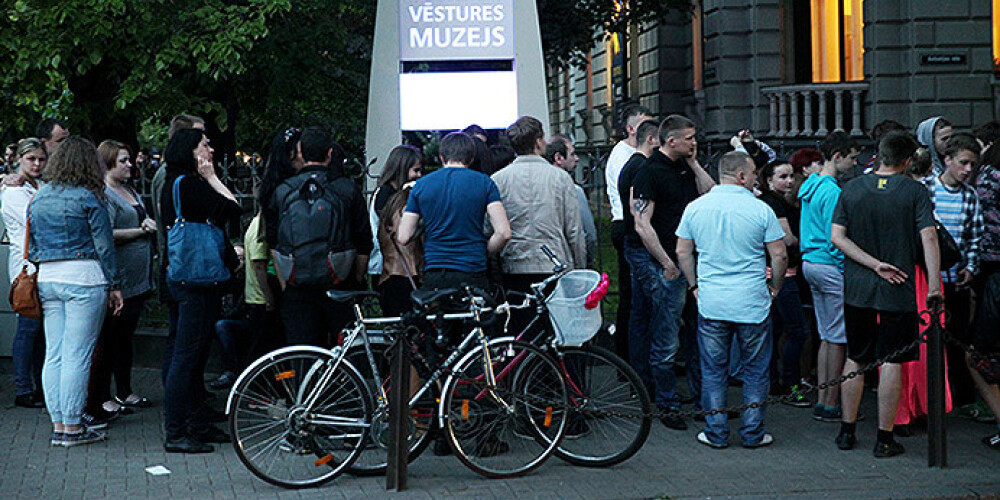 Muzeju nakts gaisotni sagandē milzīgi cilvēku pūļi. FOTO. VIDEO