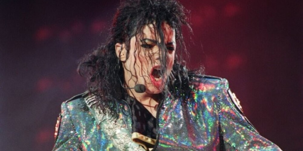 Новый "посмертный" альбом Майкла Джексона возглавил музыкальные чарты Великобритании, а в Лас-Вегасе выступила его голограмма