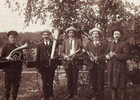 Pirms simts gadiem par tautas jaunās paaudzes samaitāšanu vainoja arī ragu muzikantus – katrā pilsētā un pagastā – esošos pūtēju orķestrus, kuri uz zaļumballēm sasauca jaunatni, kura ballēs tur ne tikai rātni dejoja, bet arī pamatīgi pļēguroja un vicināja dūres.