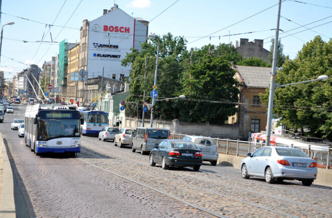 Starp velosipēdistiem un gājējiem konflikti bieži izceļas uz VEF tilta, tur ietve šaura, bet pa bruģi riteņbraucēji pārvietojas nelabprāt.