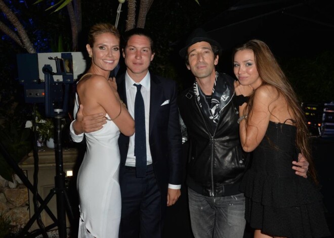 Vācu supermodele Heidija Kluma un viņas jaunais draugs, mākslas dīleris Vito Šnēbels, apmeklē smalku ballīti Kannās, Francijā.