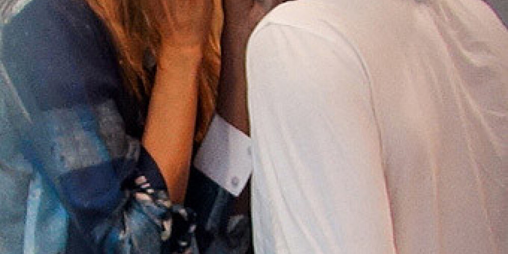 Heidija Kluma lidostā bučojas ar Demijas Mūras bijušo. FOTO