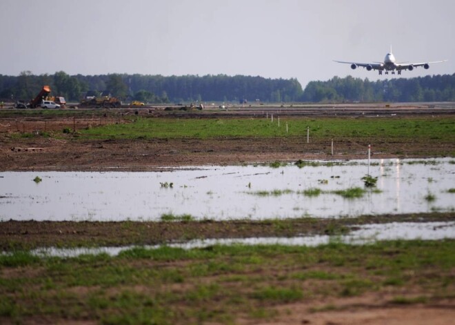 Starptautiskajā lidostā "Rīga" nolaidies pirmais gaisa kuģis "Boeing 747-8", kas ir lielākais "Boeing" ražotais gaisa kuģis un kas veic ASV kravu piegādi uz Afganistānu un no tās.