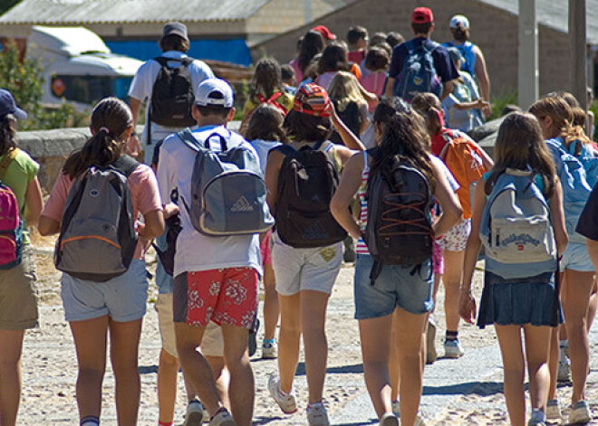 Bērniem +30 grādu tveicē aizliedz skolā ierasties īsās kleitiņās un šortos