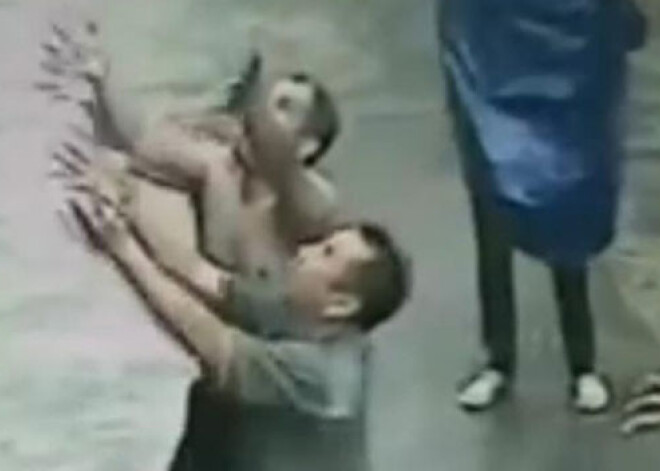 Мужчина поймал выпавшего из окна ребенка. ВИДЕО