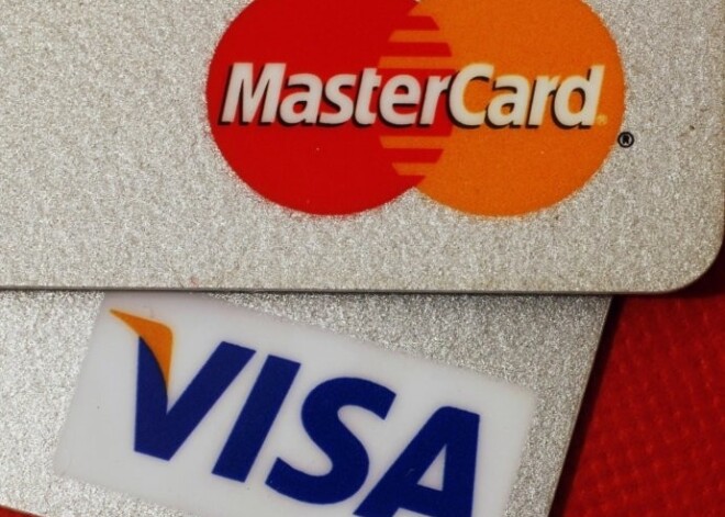 "MasterCard" un "Visa" tomēr turpinās darbību Krievijā