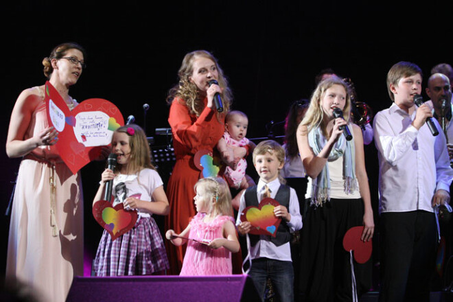 Jubilejā, veltot dziesmu, Kristapu Krievkalnu sveica visa viņa plašā ģimene – sieva Ginta Krievkalne ar meitiņu Kristīni, komponista pirmā sieva Madara Celma un viņu dēls Kristians Daniels, kā arī krustbērni.