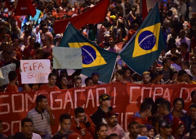 Tūkstošiem brazīliešu ceturtdien izgājuši Sanpaulu ielās, lai protestētu pret Pasaules kausa futbolā rīkošanas lielajām izmaksām, mājokļu trūkumu un sabiedrisko pakalpojumu slikto kvalitāti.