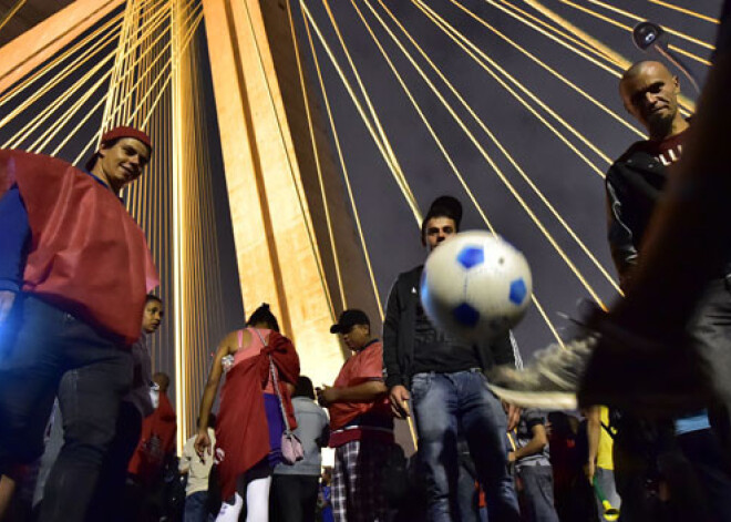 Tūkstošiem cilvēku Brazīlijā protestē pret Pasaules kausu futbolā. FOTO