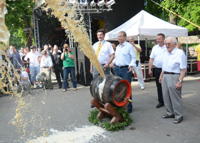 Alus svētki sākas ar pamatīgu alus šalti. FOTO