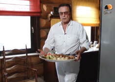 Aktieris Ivars Kalniņš viesus cienāja ar krāsnī ceptām paipalām un dārzeņiem.