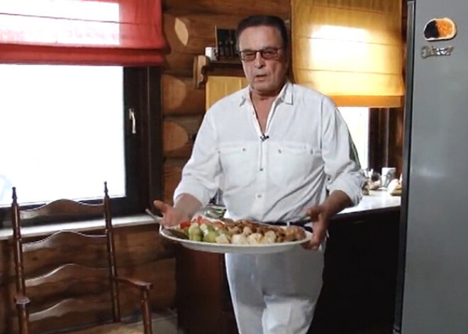 Vakariņās pie Ivara Kalniņa viesi ēd paipalas, vizinās ar laivu piemājas dīķī un spēlē golfu. FOTO. VIDEO