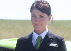 "airBaltic" stjuartu uniformu dizainu radījuši Latvijas modes mākslinieki - Natālija Jansone un Dāvids.