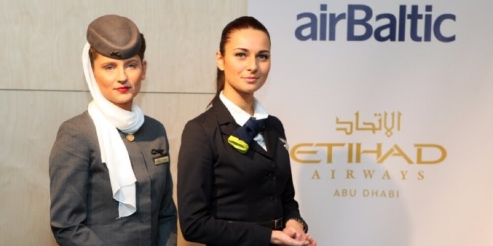 Стюардессы на открытии линии Рига - Абу-Даби