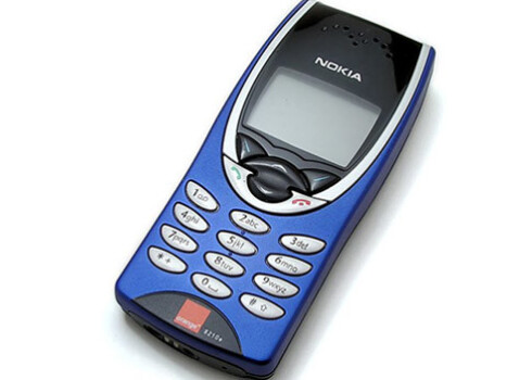 В топе продаж на vintagemobile.fr находится Nokia 8210 с крошечным монохромным экраном и пластиковыми кнопками, которая стоит 59,99 евро.