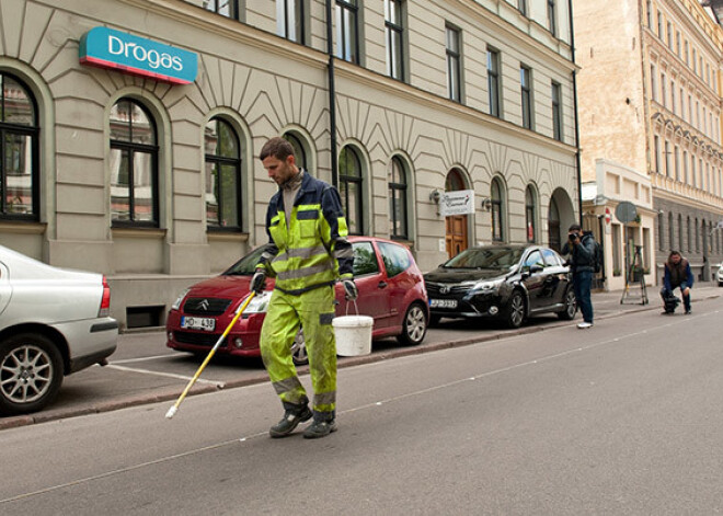 Rīgā sāk iezīmēt pirmo velojoslu. FOTO