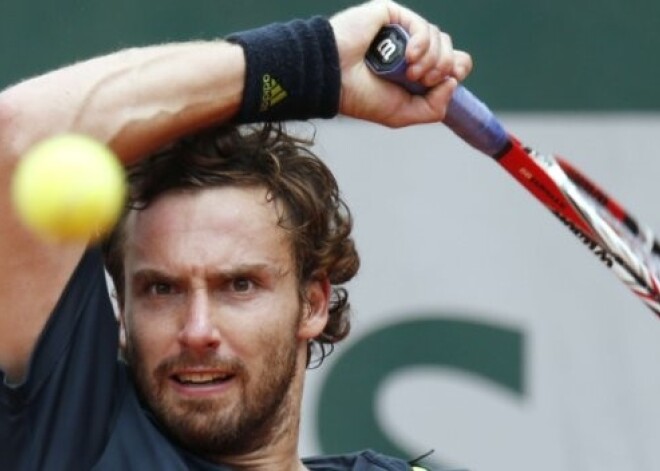 Gulbis pārliecinoši uzvar un gaida Federeru ceturtajā kārtā