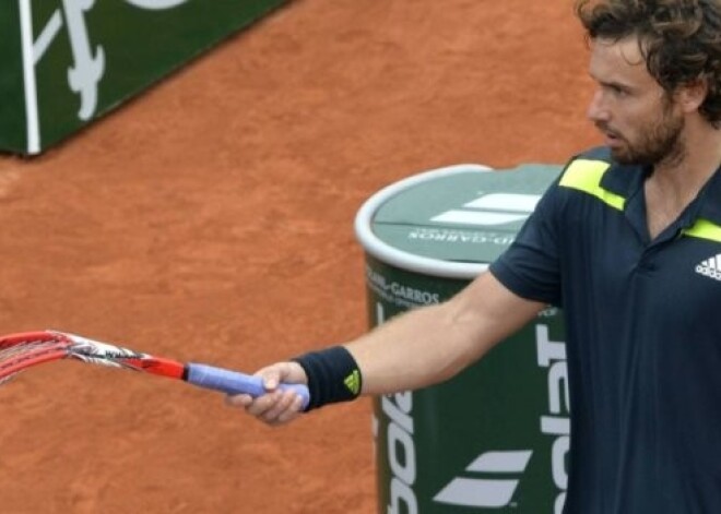 Gulbis joko pēc uzvaras pār Federeru: "Man katrā kortā jāsalauž vismaz viena rakete"