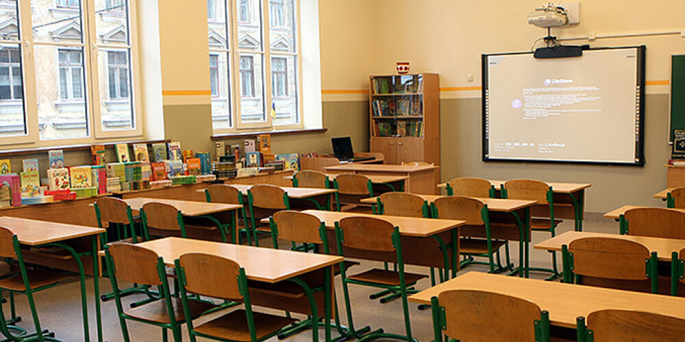 Izglītības un zinātnes ministrijā prāto slēgt vidusskolas klases skolās, kur ir pārāk mazs audzēkņu skaits. Šim bēdīgajam liktenim, pēc pašreizējiem aprēķiniem, būtu pakļautas gandrīz 100 skolas.
