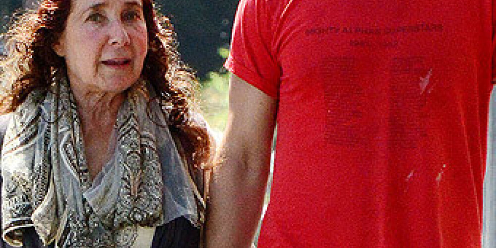 Aktiera Šaijas Labafa māte Šeina ir modes un juvelierizstrādājumu māksliniece. Tas arī izskaidro kundzes ekscentrisko stilu.