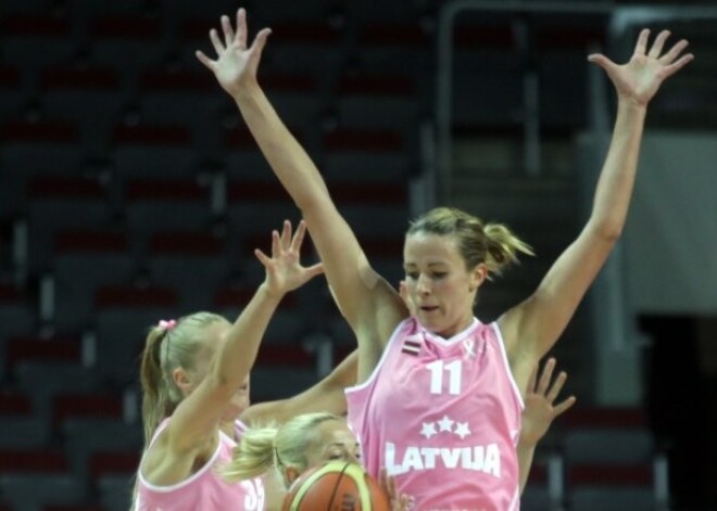 Latvijas basketbolistes pārbaudes spēļu ciklu noslēdz ar zaudējumu Lietuvai