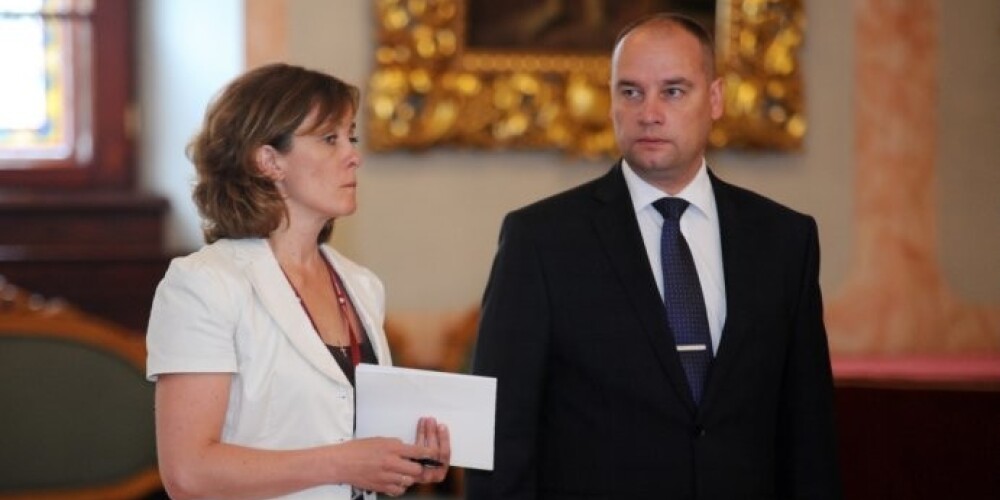 Руководитель канцелярии Гундар Даудзе и пресс-секретарь канцелярии Лига Крапане