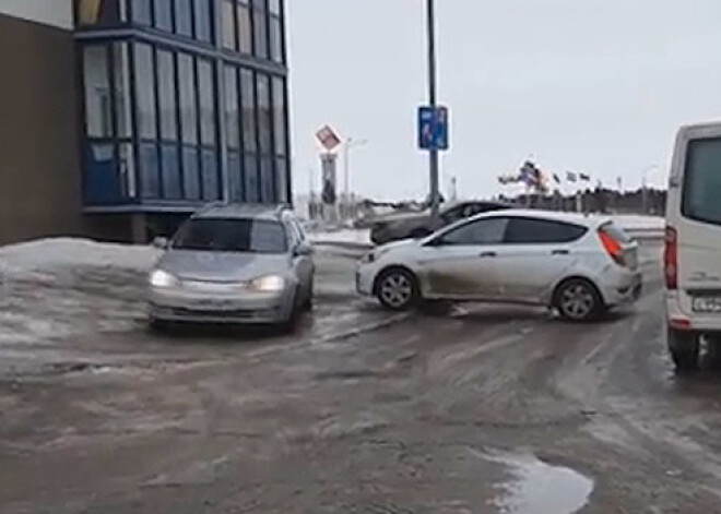 Sieviešu ķibeles autostāvvietā. VIDEO