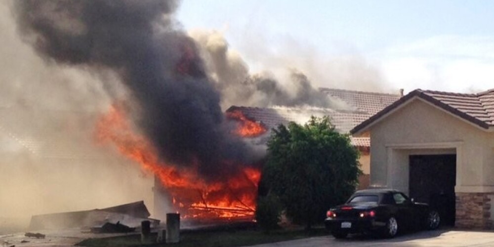 Истребитель американских ВВС упал на жилые дома в Калифорнии