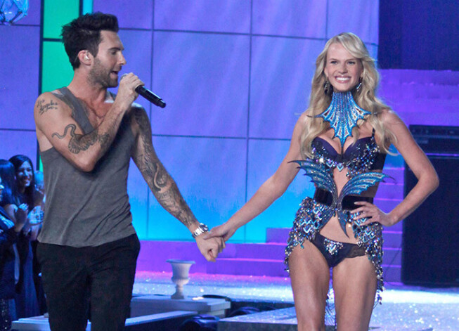 На одном из показов фэшн-шоу Victorias Secret Адам Левин, исполняя композицию «Moves Like Jagger», вывел из-за кулис своего «ангела» Анну