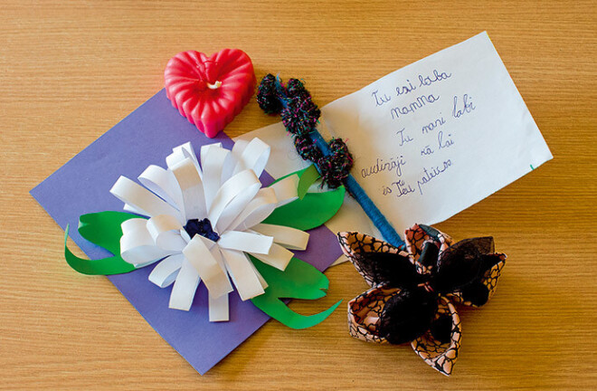 Bioloģisko vecāku pamestie bērni biežāk nekā vecāku mīlētie un aprūpētie jūt vajadzību pieglausties un apliecināt savu mīlestību ar mazām dāvaniņām, iečukstot mammai ausī: “Es tevi mīlu!”