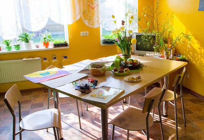 Lai gan bērni ir pilsētnieki, viņiem patīkot rakņāties pa dobēm, jo rezultātu varot ieraudzīt ātri. Sacenšoties, kurš smukāk izravējis, kuram lielāki sīpoli padevušies. Uz palodzes nobriešanas laiku gaida koši zaļi tomātu stādi.