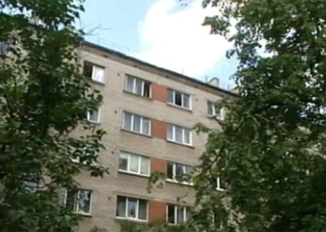 Sprādziens daudzdzīvokļu mājā Rīgā, policija un glābēji neizpratnē par notikušo. VIDEO