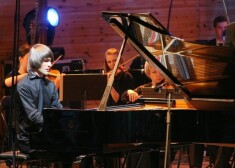 Dzintaru koncertzāles vasaras sezonas atklāšanas koncertā uzstājās slavenais pianists Vestards Šimkus.