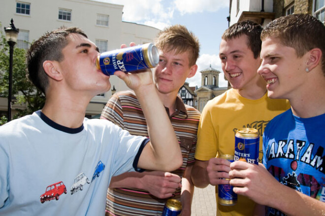 Par alkohola pirkšanu atbildība ne tikai pārdevējam, bet arī pašam pusaudzim. Par atkārtotu mēģinājumu iegādāties grādīgos pusaudzi var sodīt pat ar 35 eiro.