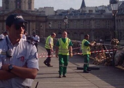 Ограждение на парижском мосту Искусств рухнуло под тяжестью «замков любви». ФОТО