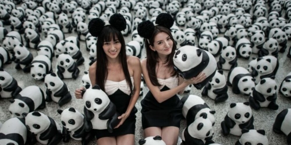 Французский скульптор Пауло Гранжу позирует с пандами