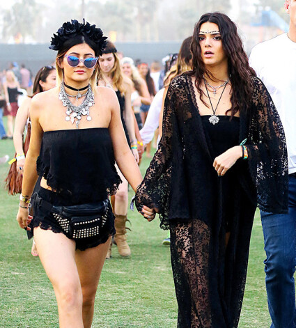 Realitātes šova „Keeping up with the Kardashians” jaunākās zvaigznes Kendala un Kailija Dženeres slavenajā Coachella festivālā.