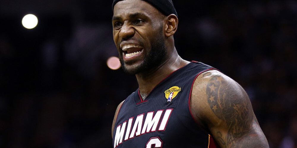 "Heat" saspringtā galotnē viesos uzvar "Spurs" un izlīdzina rezultātu NBA finālsērijā