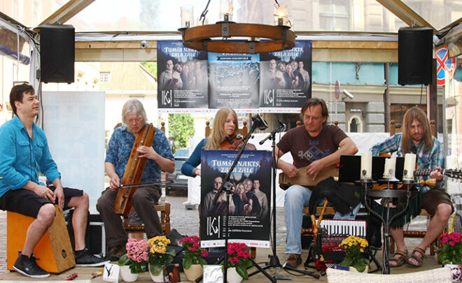 Šonedēļ postfolkloras grupa dzintaru koncertzālē uzsāk savu jubilejas koncerttūri „Tumša nakts, zaļa zāle”. Attēlā: grupas dalībnieki Mārtiņš Linde (no kreisās), Gatis Gaujenieks, Ilga Reizniece, Māris Muktupāvels un Egons Kronbergs koncerttūres ieskandināšanas pasākumā.